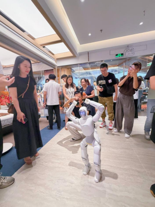 尚品宅配与上纬新材启元机器人成立合资公司，全球首个“机器人友好家”实景店态同步落地