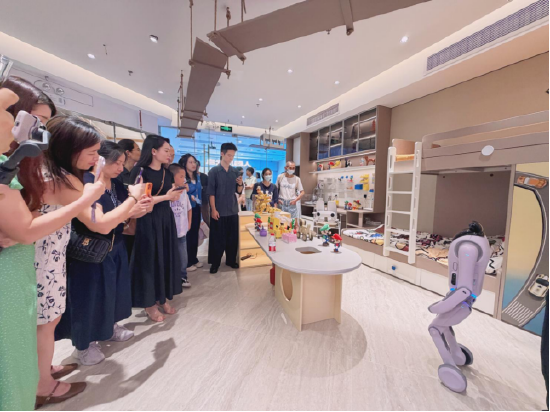 尚品宅配与上纬新材启元机器人成立合资公司，全球首个“机器人友好家”实景店态同步落地