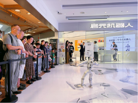 尚品宅配与上纬新材启元机器人成立合资公司	，全球首个“机器人友好家”实景店态同步落地